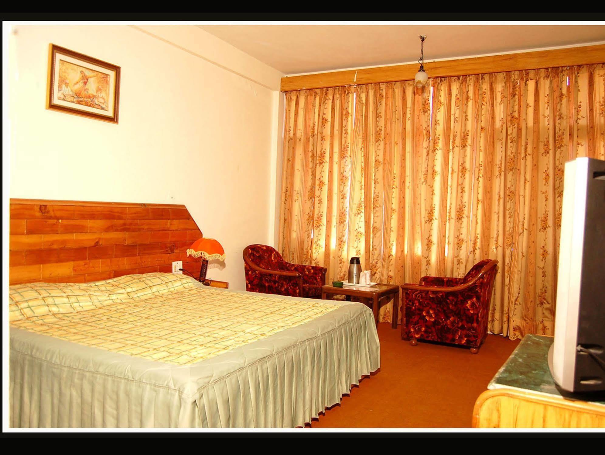 Hotel Nitesh Manāli Exterior foto